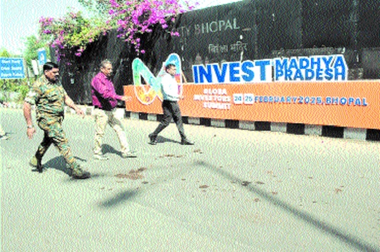 Municipal Commissioner Harendra Narayan reviewing ongoing beautification and maintenance work