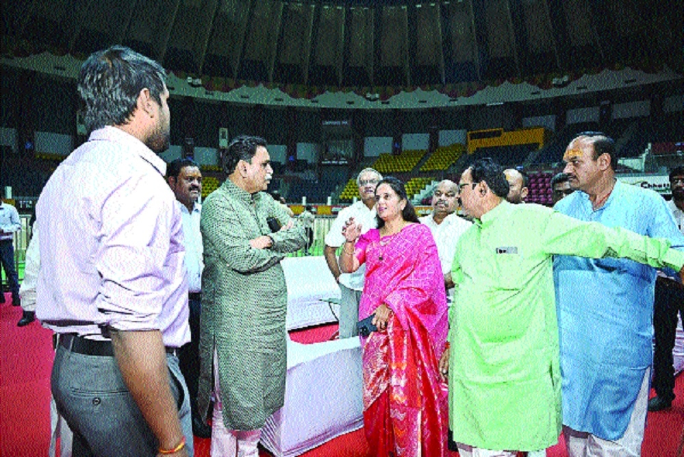 MLA Rajesh Munat and Mayor Meenal Choubey 