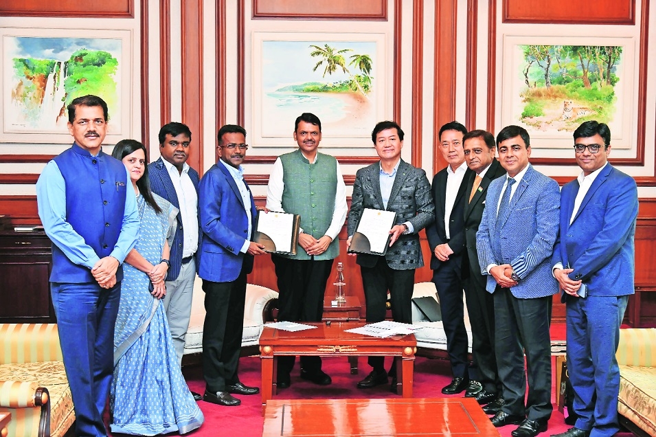 Dr P Anbalagan Secretary of Maharashtra Industries Department and Nak Yang Seong President of H S Hyosung Advanced 