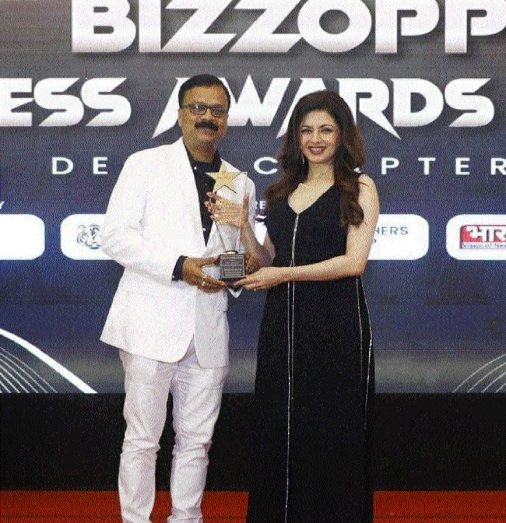 Actress Bhagyashree giving away award to Dr D K Soni