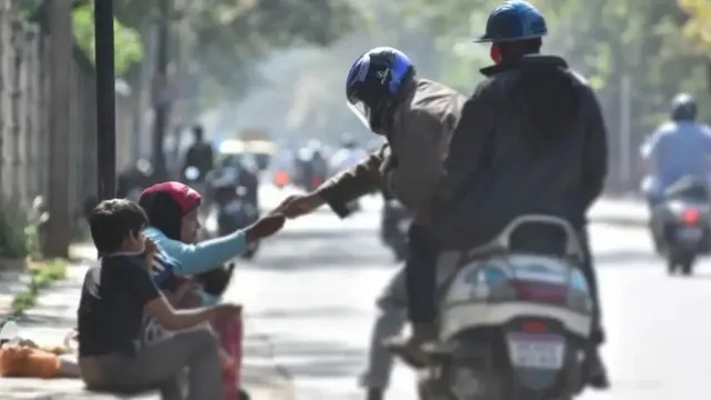 Motorist booked for giving alms to beggar in Indore