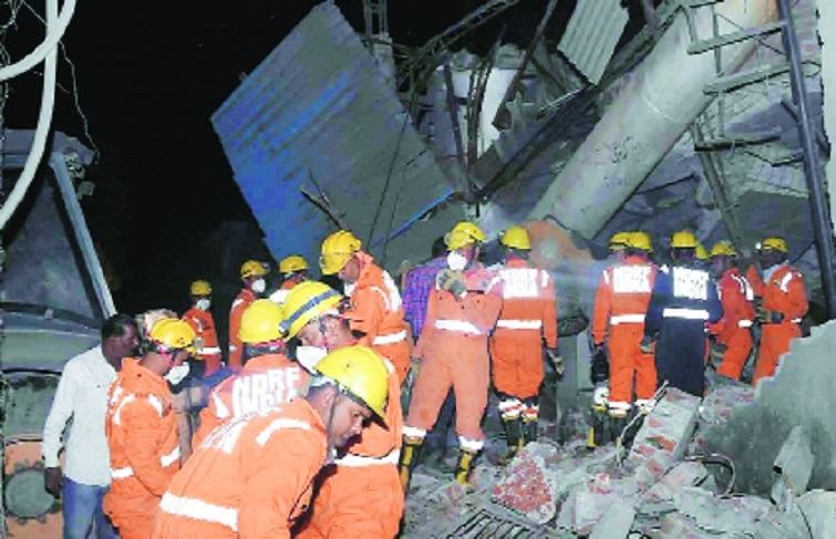 NDRF personnel carry out rescue 
