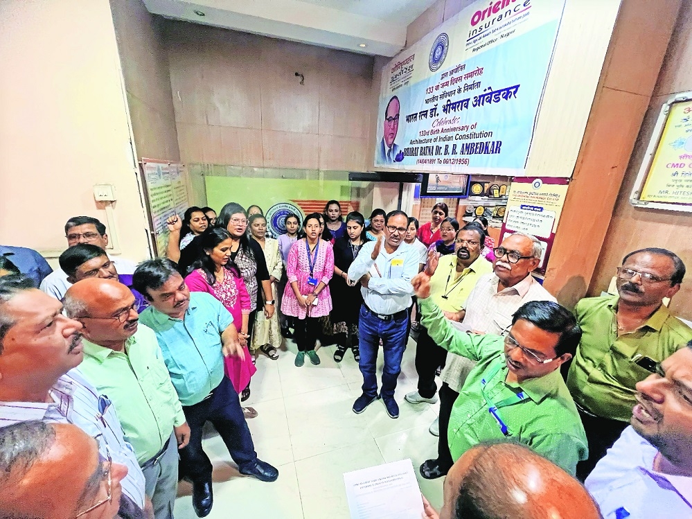 General insurance workers stage