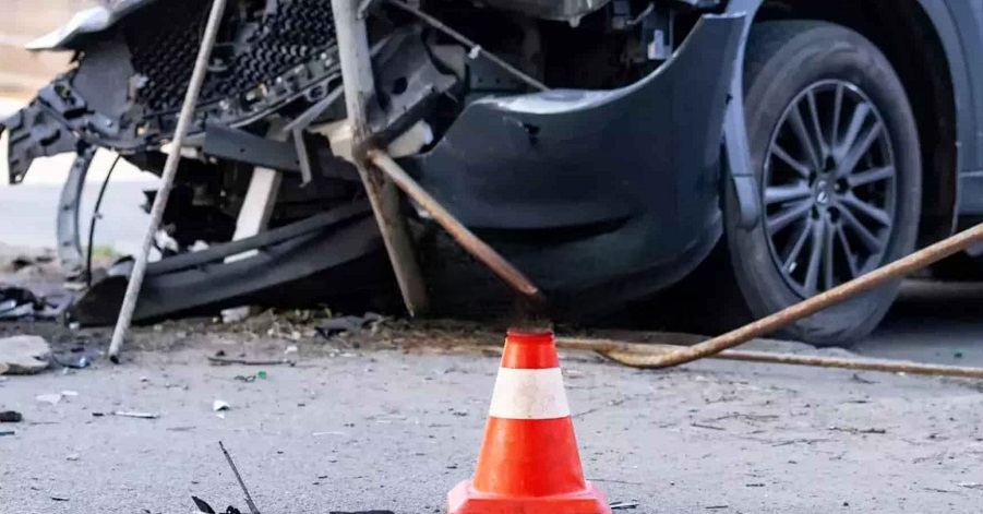 5 hurt as speeding car hits scooter 