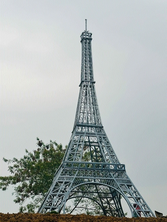 Eiffel Tower from scrap 