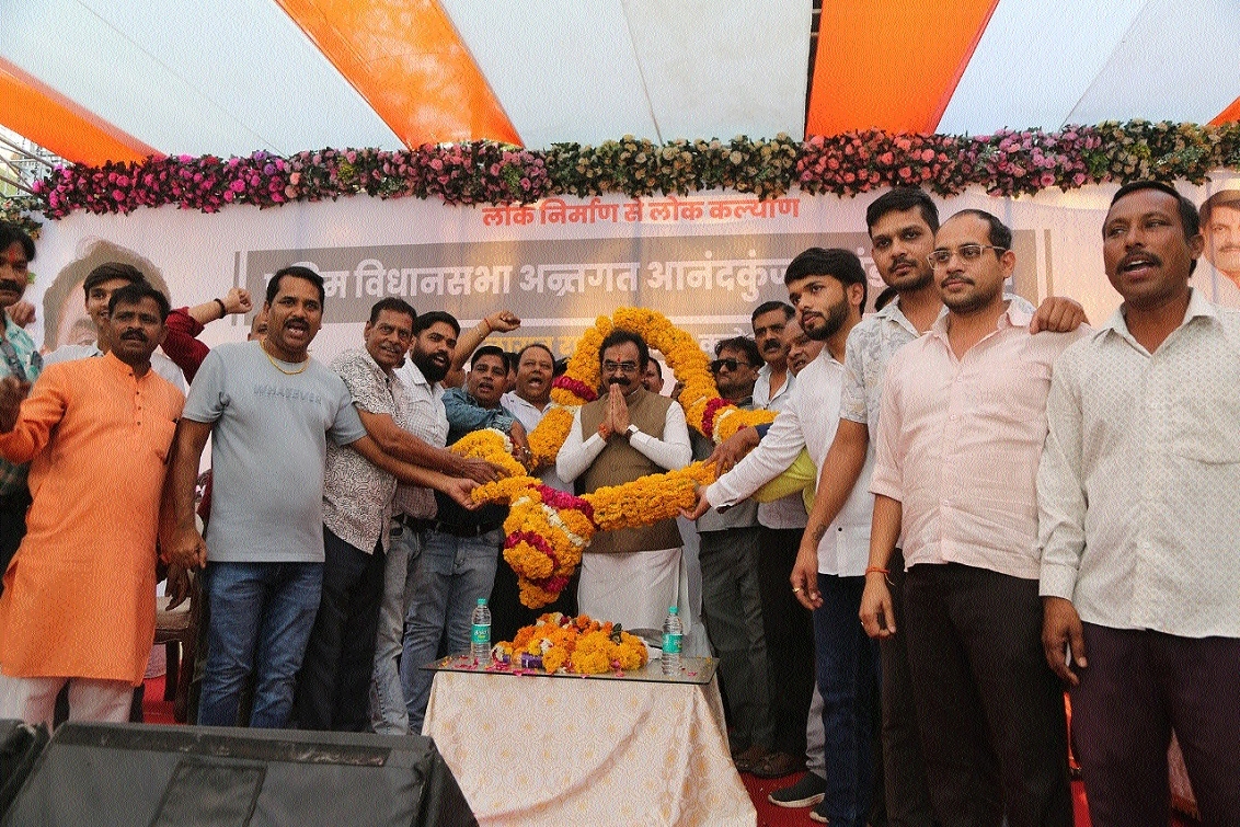 PWD Minister Rakesh Singh being honoured by residents during bhoomipujan programme