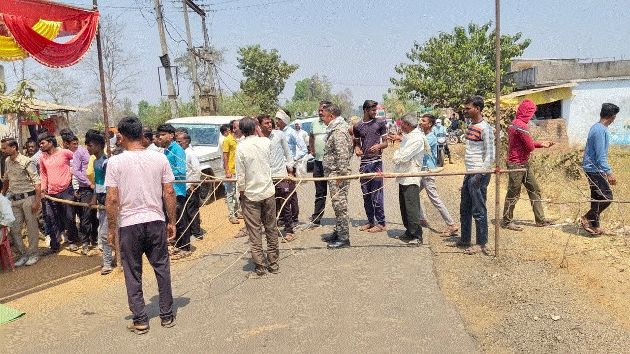 Villager and farmers blocking Waraseoni-Dongarmali-Beni Road