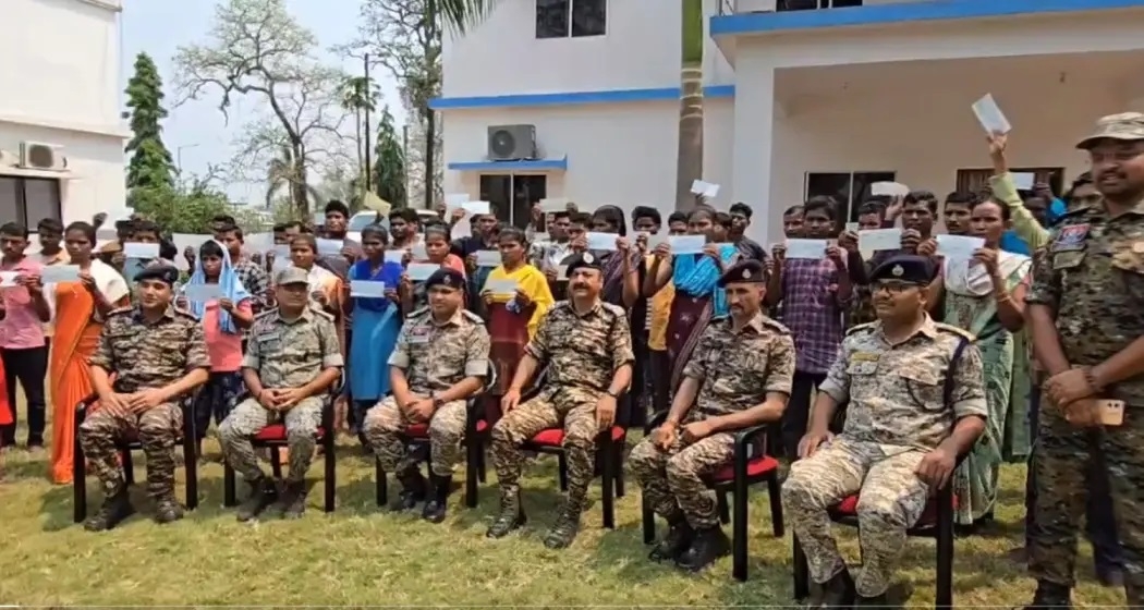 Surrendered Naxals seen behind officials