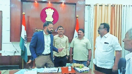 Dr Vipin Itankar discussing with Prakash Bhoyar