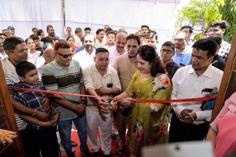 MLA Rajesh Munat and Mayor Meenal Choubey