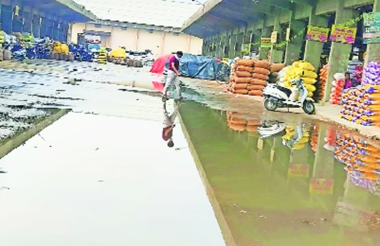 Kalamna market yard were saved from damage 