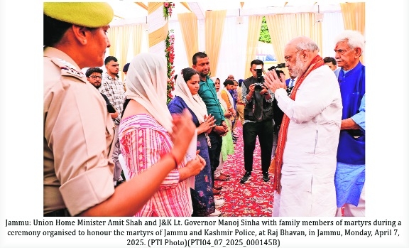 Shah visits family of Kirti Chakra awardee who died 