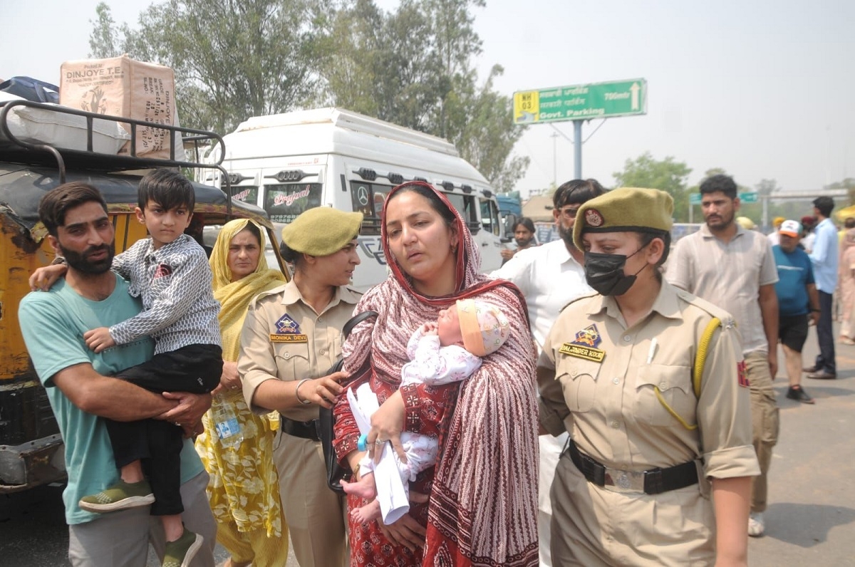 786 Pakistanis exit India 1465 Indians return home