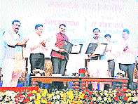 Maharashtra join hands