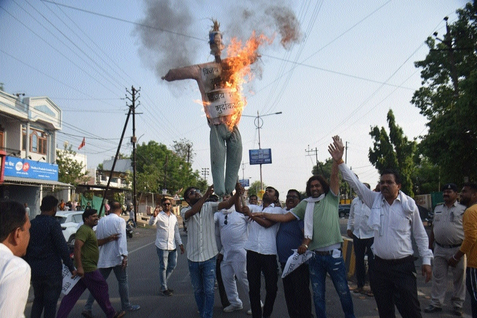 Congmen burn Minister Shahs 