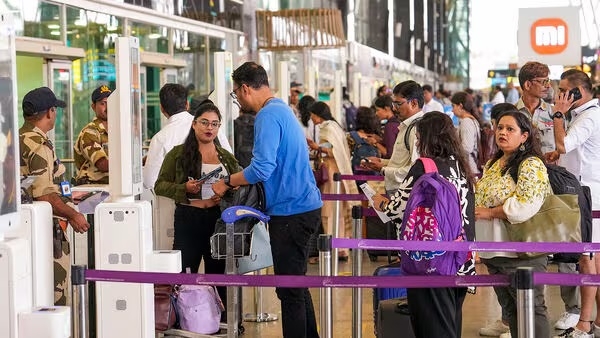  Mumbai airport Taj Hotel receive bomb threats