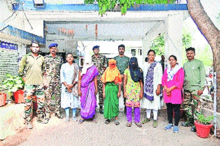 Police team along with the arrested Maoists