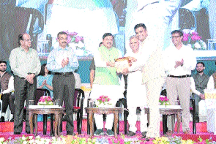 Chief Minister Dr Mohan Yadav honouring the participants selected in the UPSC Civil Services 