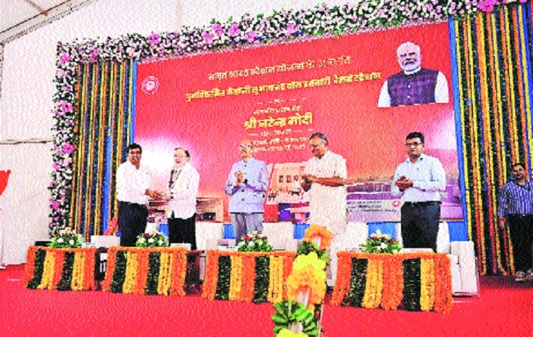 Deepak Kumar Gupta felicitating Krishna Khopde 