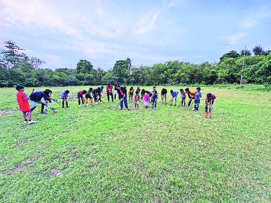 Kids learning hockey