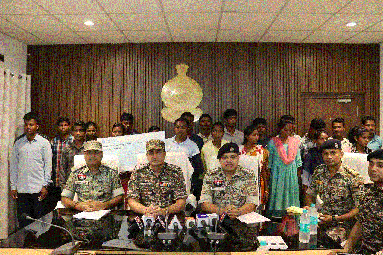 24 Maoists surrender