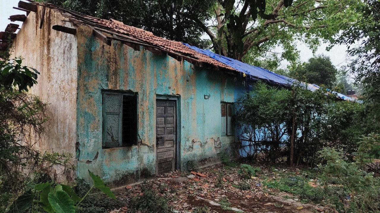 A view of the pathetic state of the houses of teachers of Govt HS School Amarkantak