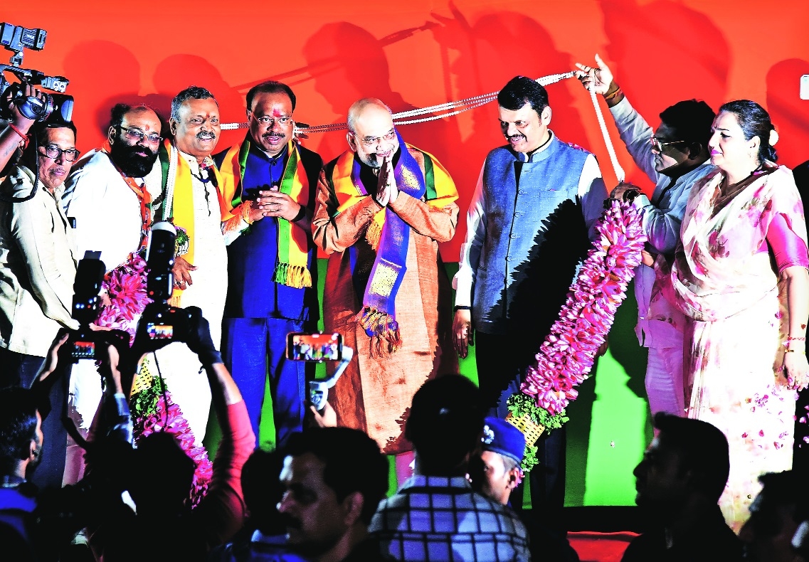 Amit Shah being welcomed as Devendra Fadnavis Chandrashekhar  Bawankule Dayashankar Tiwari
