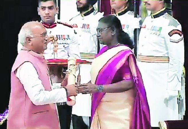 President Droupadi Murmu conferring Padma Shri upon noted homoeopath Dr Vilas Dangre