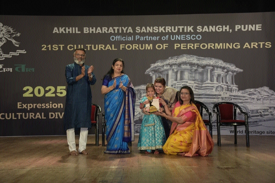 Child artist Shanvi Chaturvedi receiving prize 