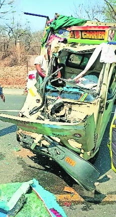 Fatal overtake Mini truck collides head-on with truck 3 killed 1 hurt