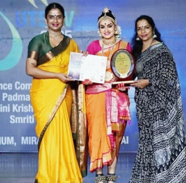 Guests presenting award to Aadya Pandey