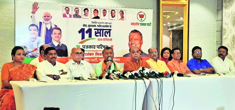 Dayashankar Tiwari addressing the press conference Ajay Sancheti