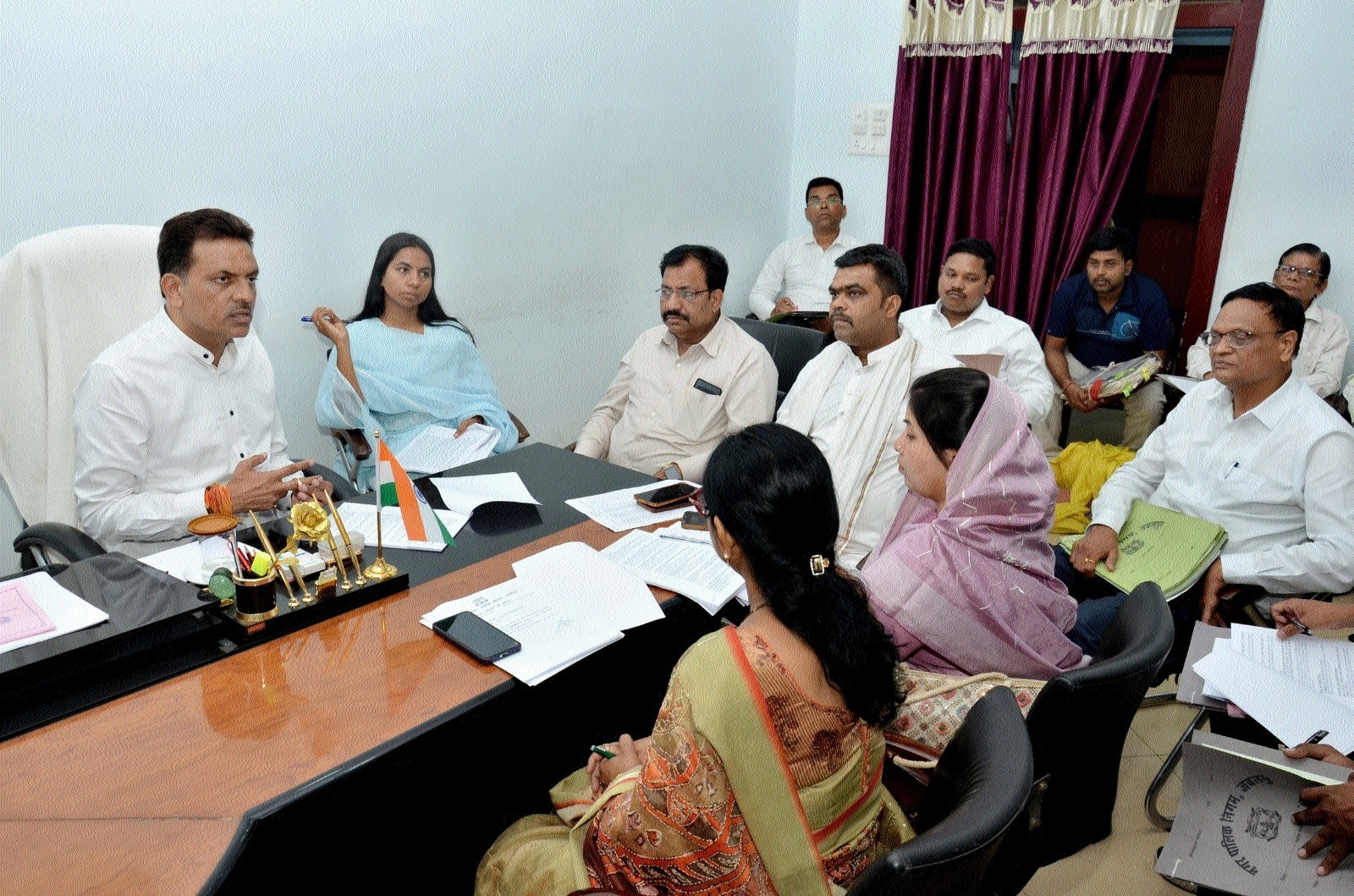 Mayor Jagat Bahadur Singh holding discussions