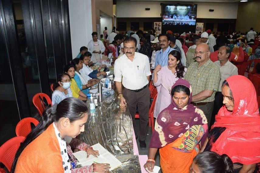 Sanitation workers being examined by the doctors during free check-up camp