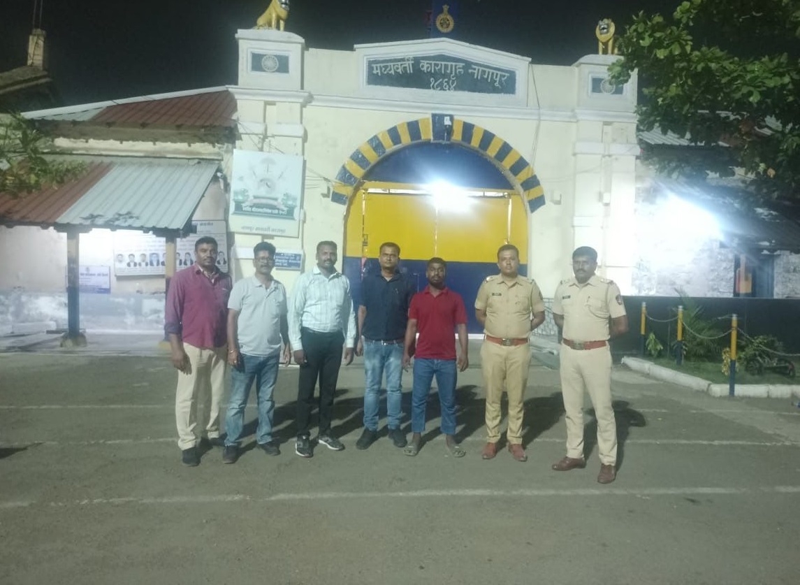 Staff of Beltarodi police with the detained history-sheeter.