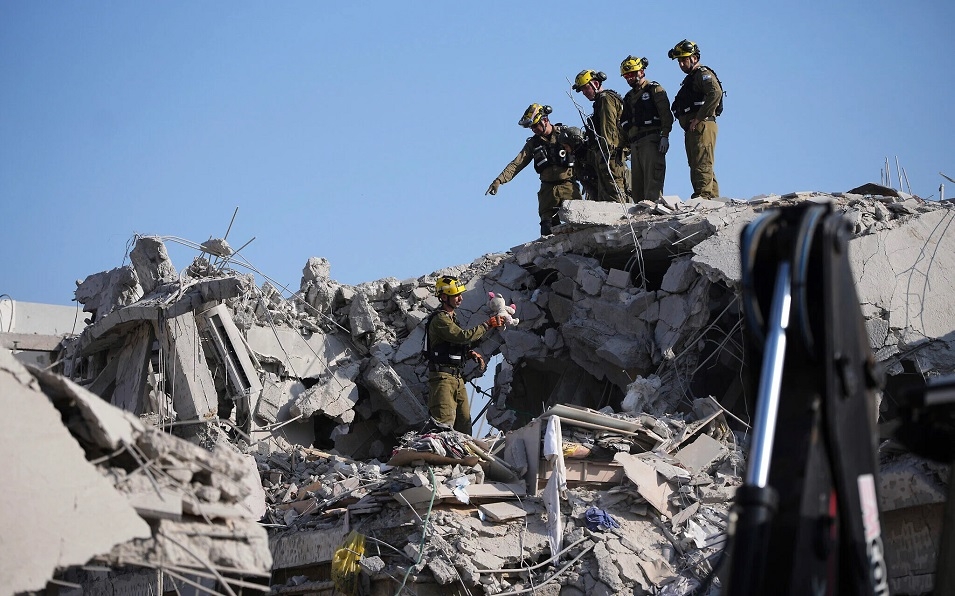 Israeli security forces inspect
