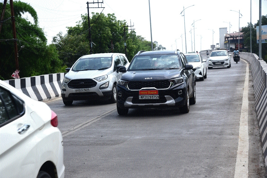 Vehicles violating lane discipline on the narrow Katanga over-bridge