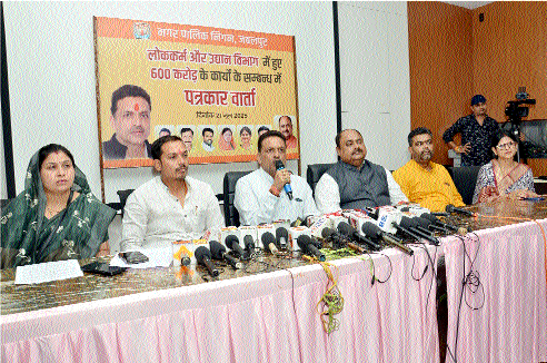 Mayor presents details