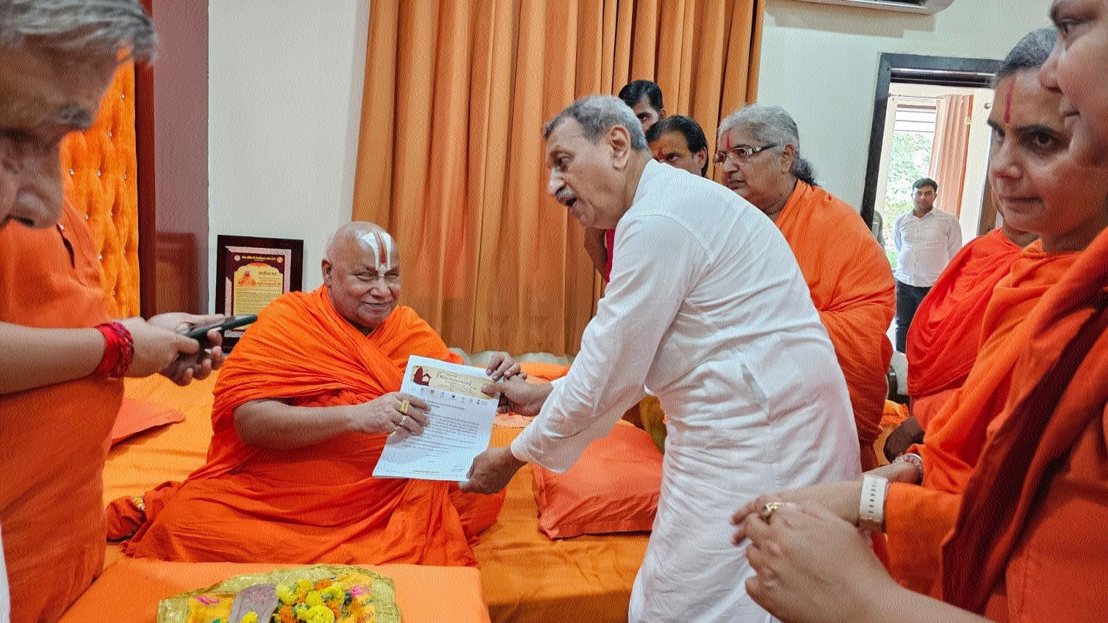 Dr Akhilesh Gumasta presenting a formal invitation to Padma Vibhushan Swami Rambhadracharya 