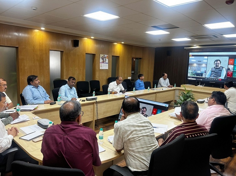 PWD Minister Rakesh Singh reviewin