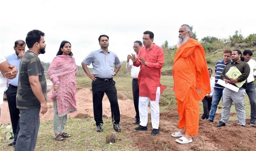 Mayor Jagat Bahadur Singh briefing UAHD Commissioner Sanket Bhondve