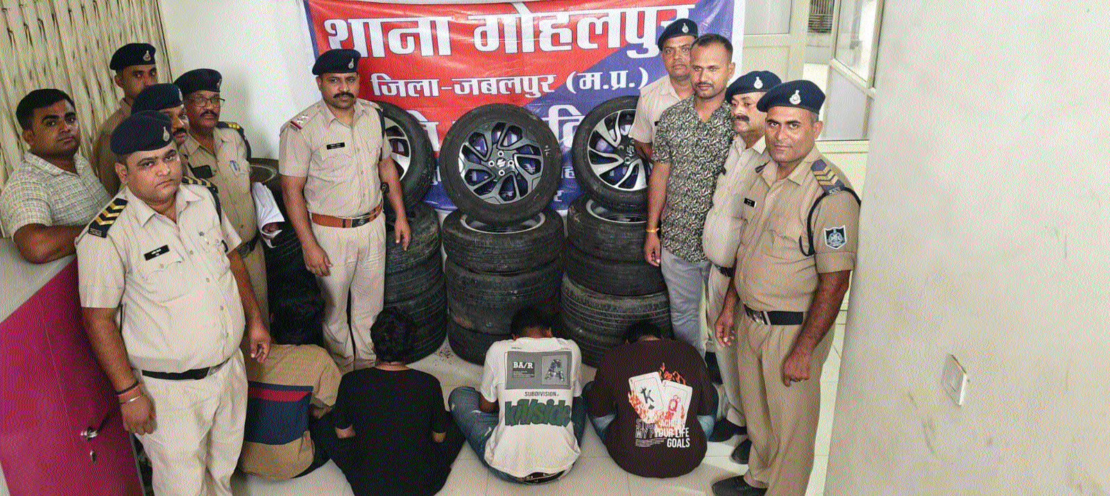 4 held for stealing car tyres