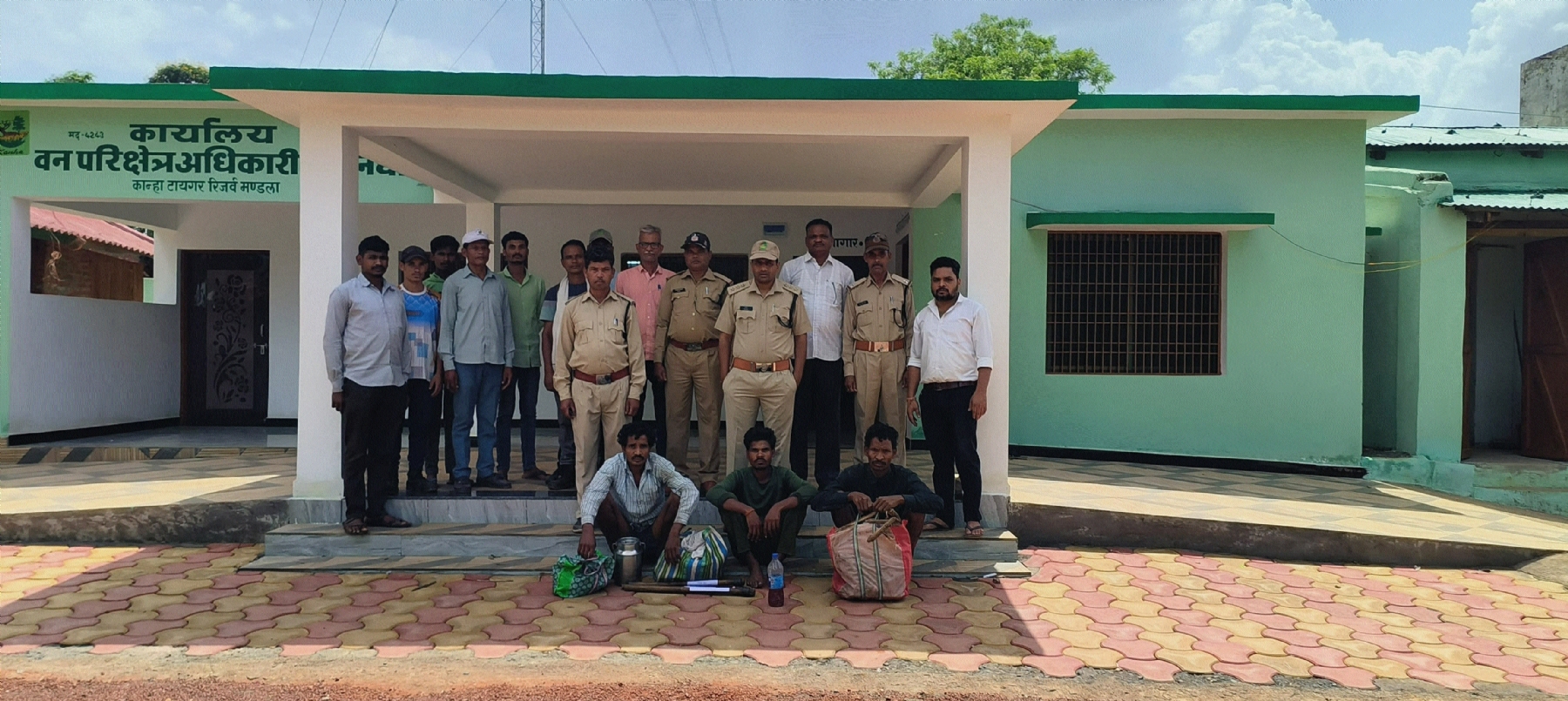Forest team of Kanha Tiger Reserve with the three arrested