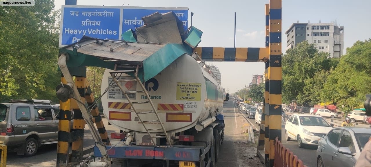 fuel tanker crashes into height barrier on Sitabuldi flyover