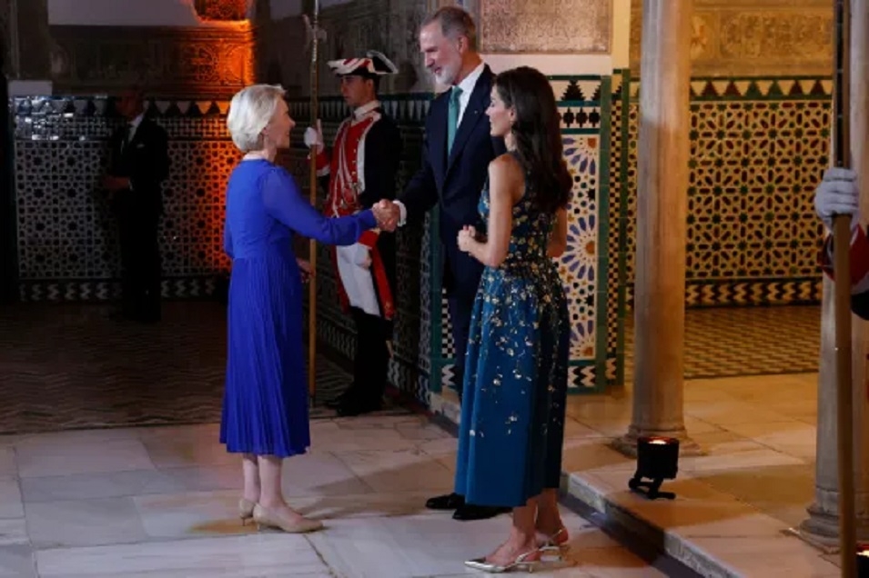 Spains King Felipe VI and Queen Letizia greet European Commission