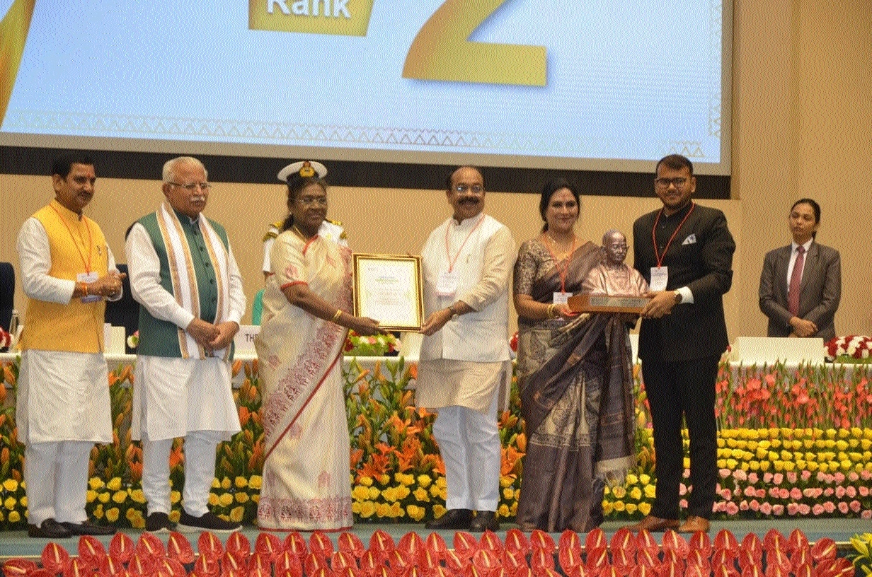 Deputy Chief Minister Arun receiving award from President of India Droupadi Murmu 