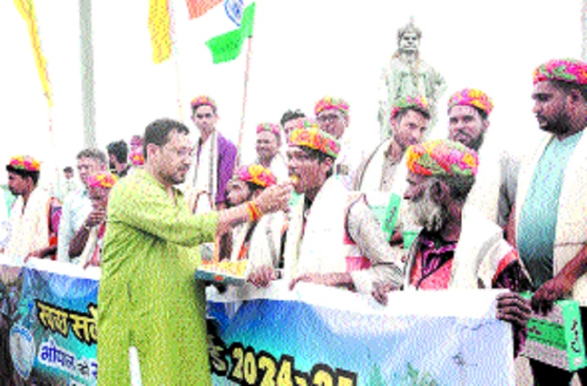 Guru Nanak Mandals representative honouring BMC