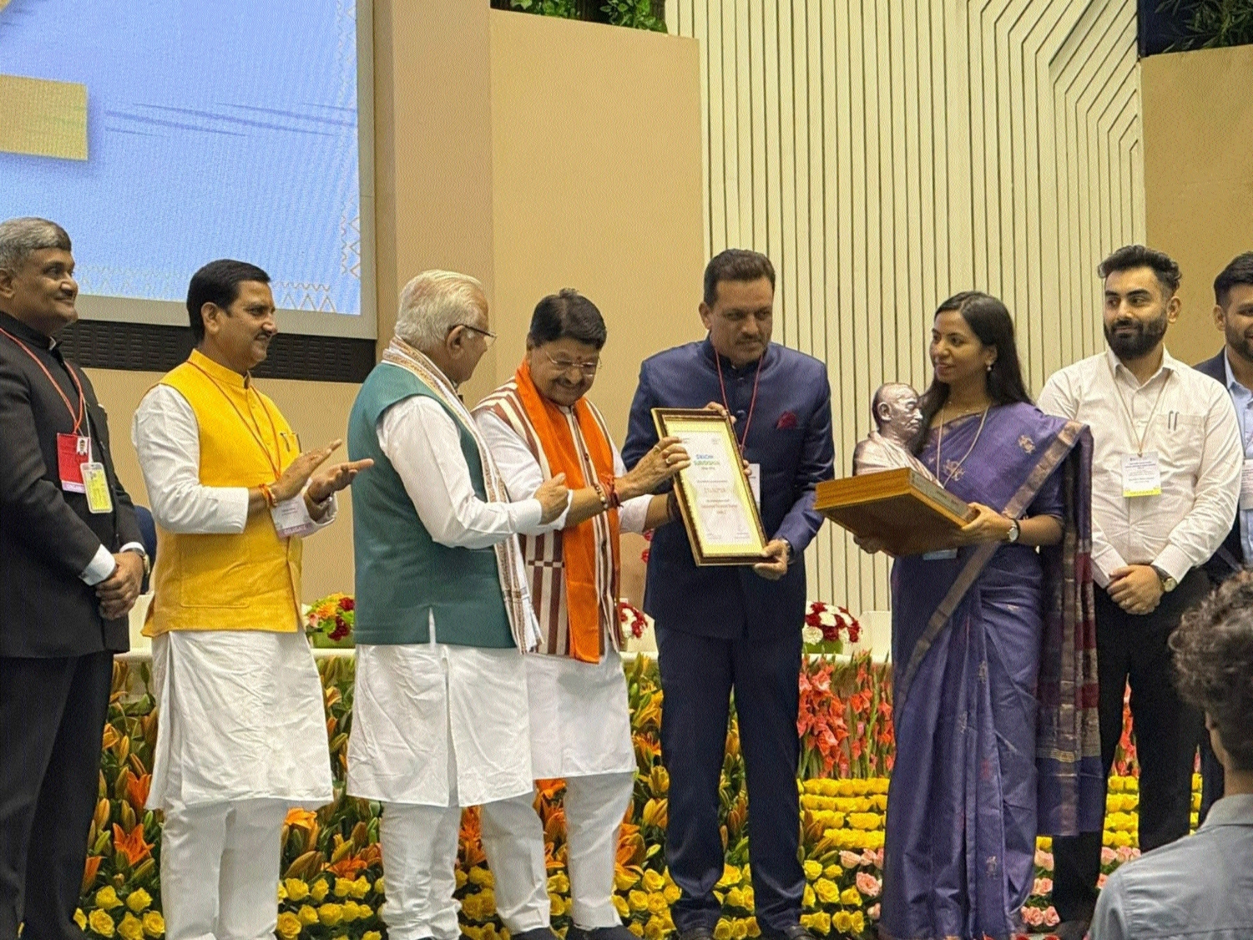  Preeti Yadav and other officials receiving 5th cleanest city award