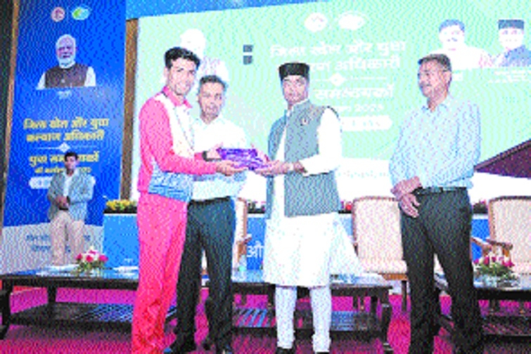 Minister Vishwas Kailash Sarang honouring one of the youth 