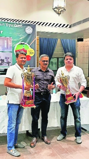 Winner Abhishek Jain and runner-up Jatin Kale Right pose with Commissioner of Police Ravinder Singal.